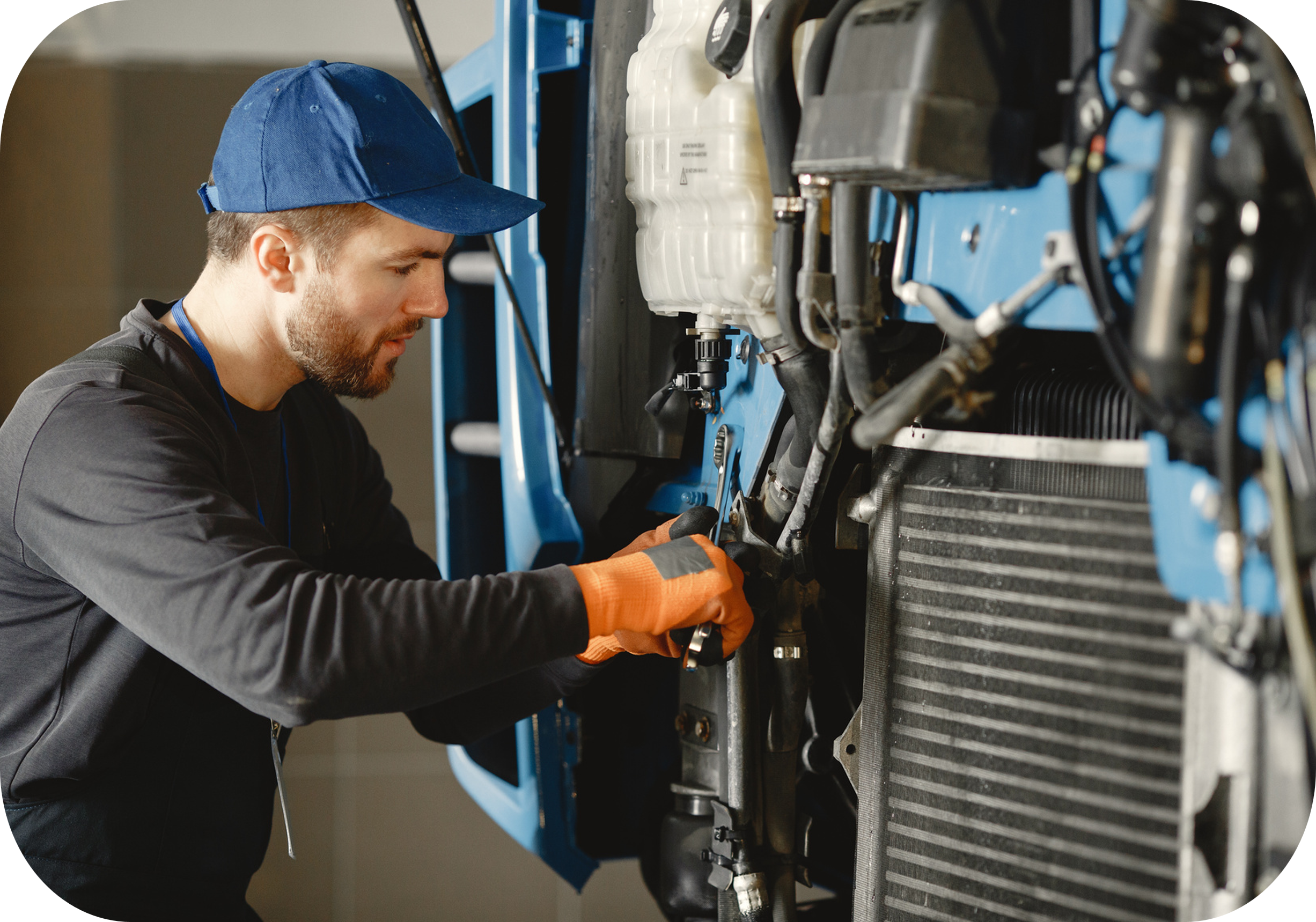 Técnico realizando mantenimiento